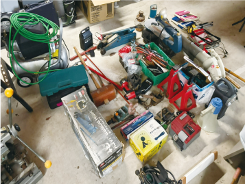 小屋に工具や部材が山積みになっている様子